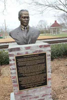 Portrait bust — installed view; sculpture by Lindsay Lacroix Peichl